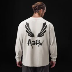 0851. Tech Essential™ Relaxed Long Sleeve - Stone "Brush Wings/ASRV"